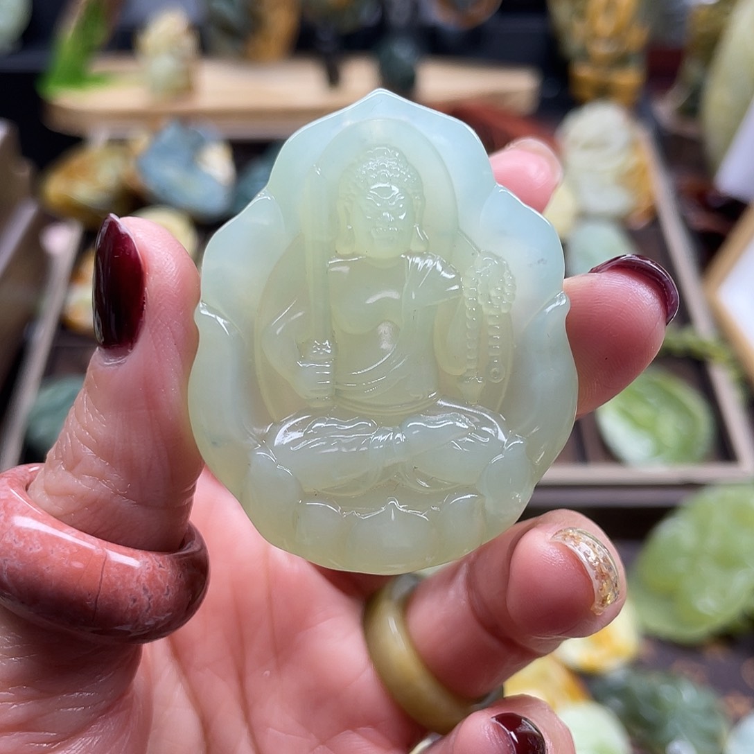 蛇纹石玉颈饰未镶嵌岫玉不动明王