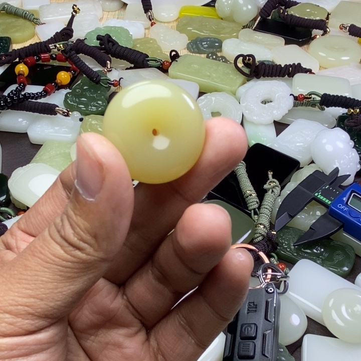 冬***阳和田玉未镶嵌颈饰