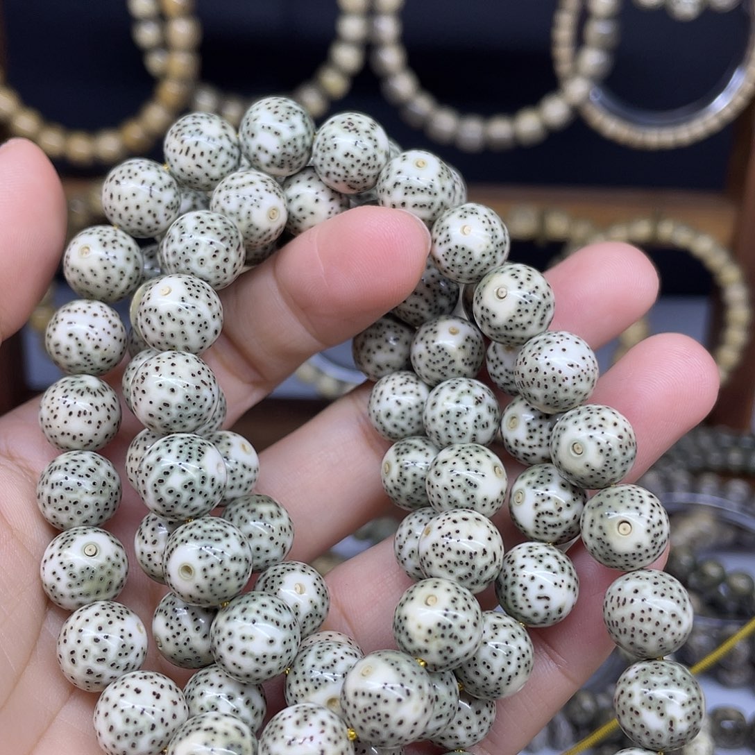 这***得星月菩提手串11圆珠，青花大眼睛