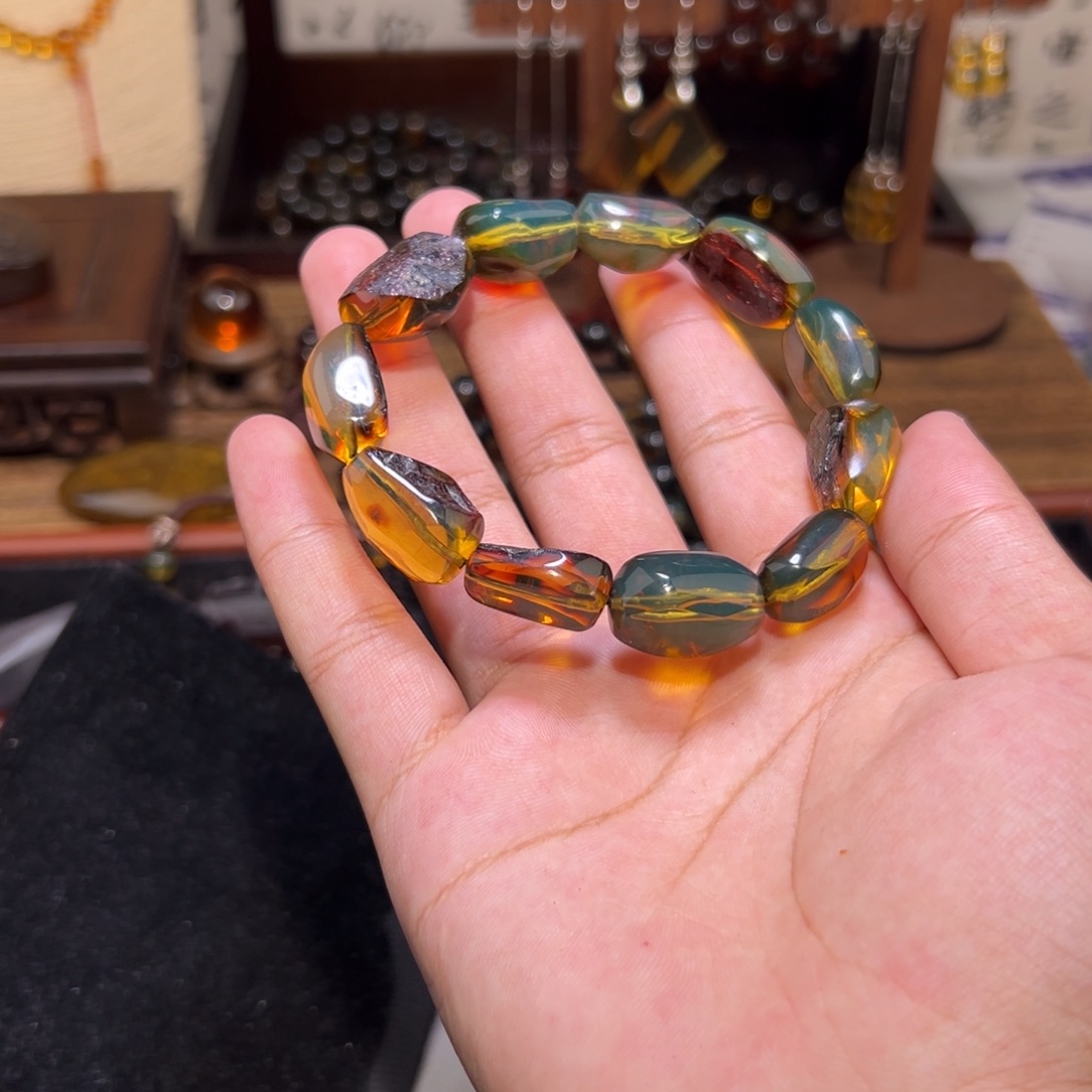 欧***琥珀未镶嵌颈饰蓝珀带皮手串20克