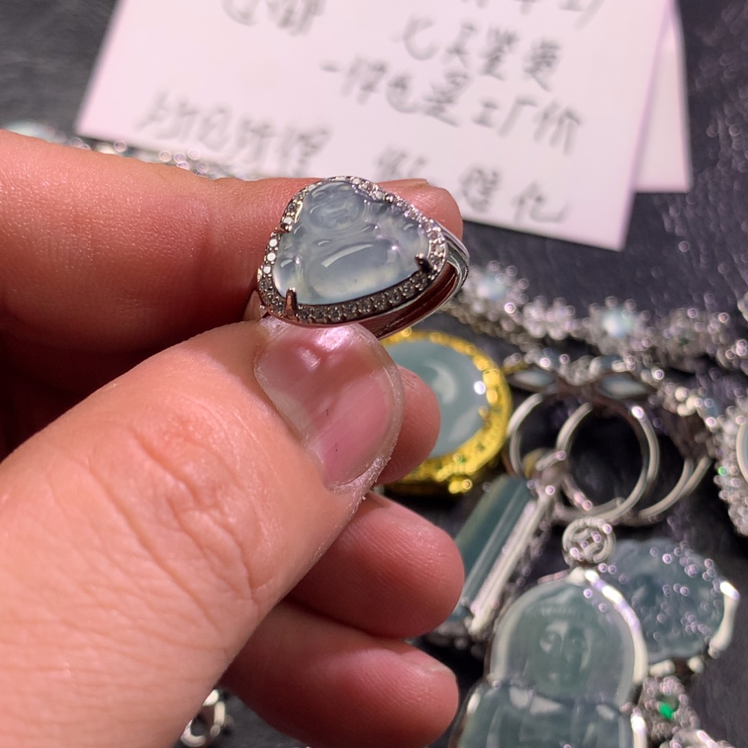 翡翠未镶嵌颈饰佛公戒指