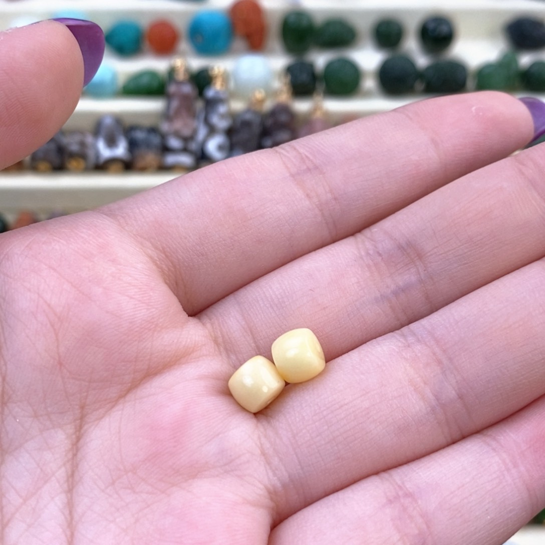 未镶嵌颈饰蜜蜡配珠