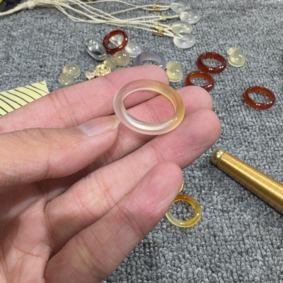 乐***多玛瑙/玉髓未镶嵌戒圈40