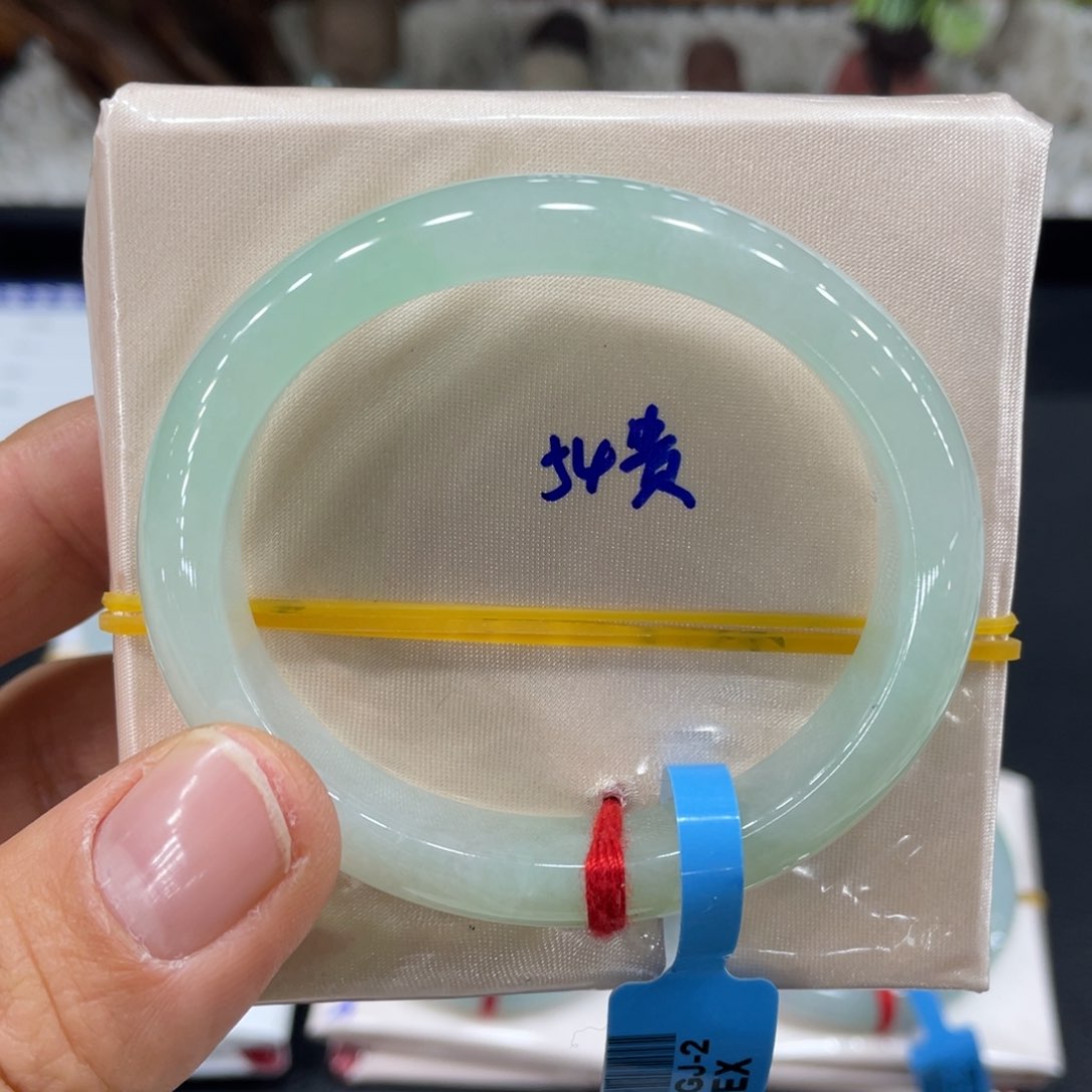 翡翠手镯未镶嵌翡翠