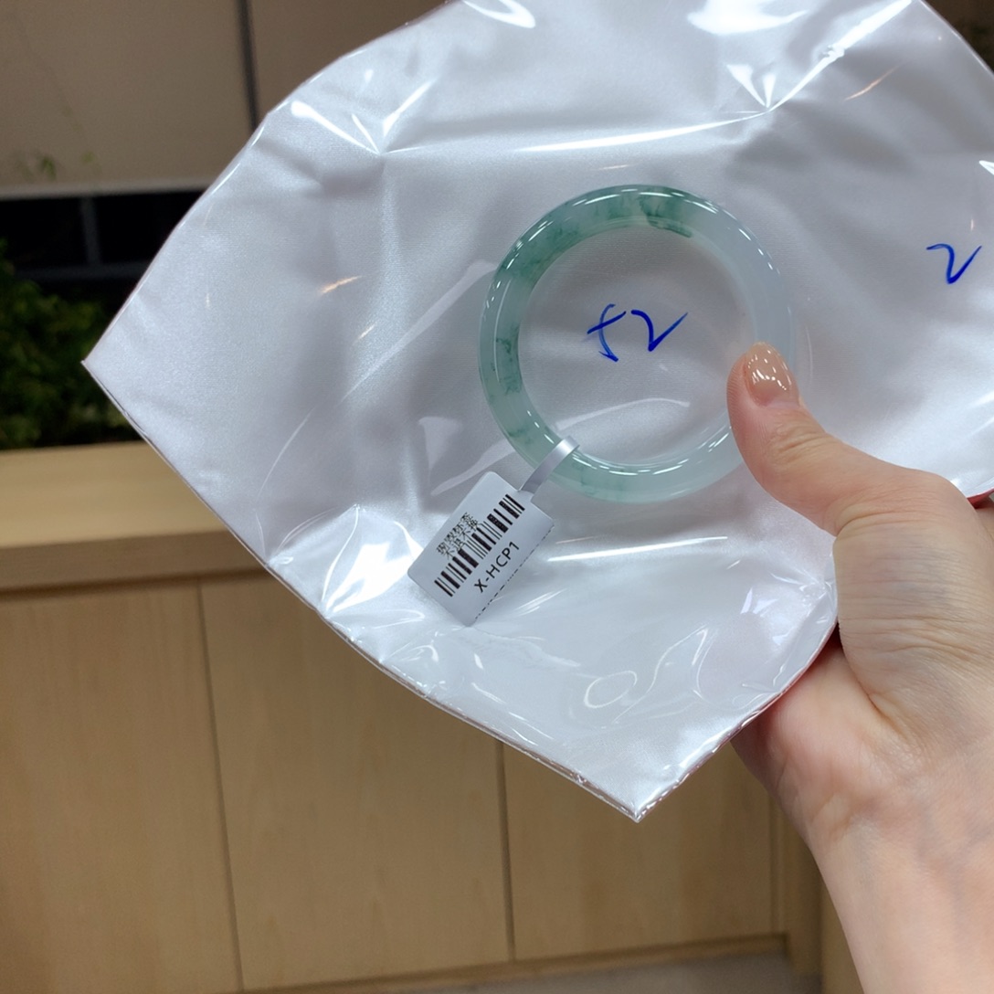 翡翠手镯未镶嵌不退不换