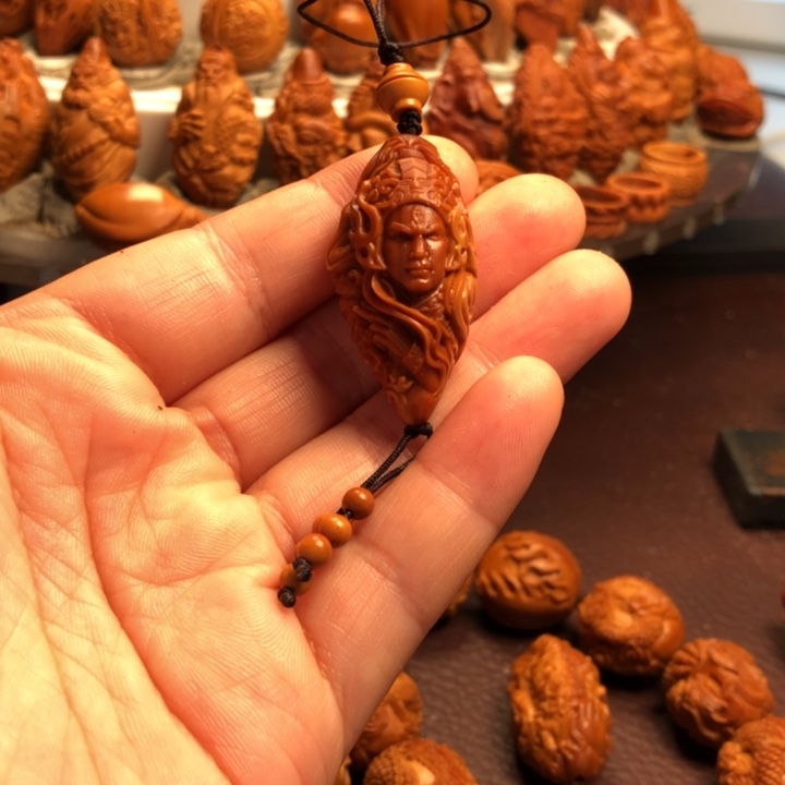 牛***爷橄榄核吊坠橄榄核雕刻的手把件