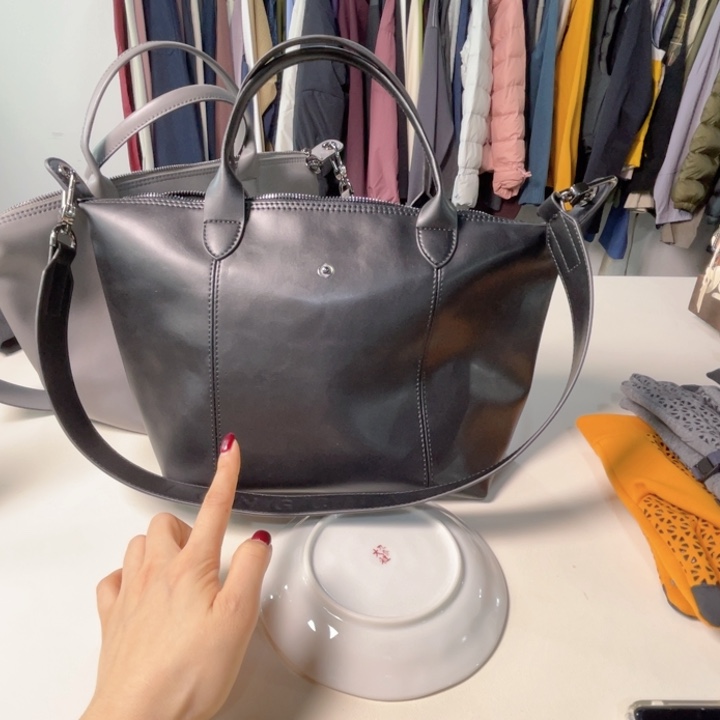 瓷片黑色。。。。。。。。。。。。。。。