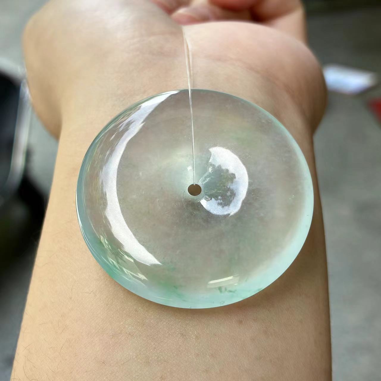 天然a货缅甸翡翠自然光高冰飘绿平安扣吊坠 胶感十足尺寸40.6/7.1