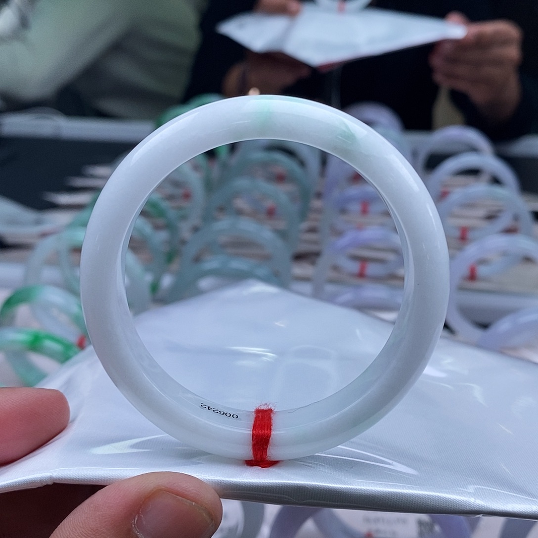 翡翠未镶嵌手镯正圈白底青