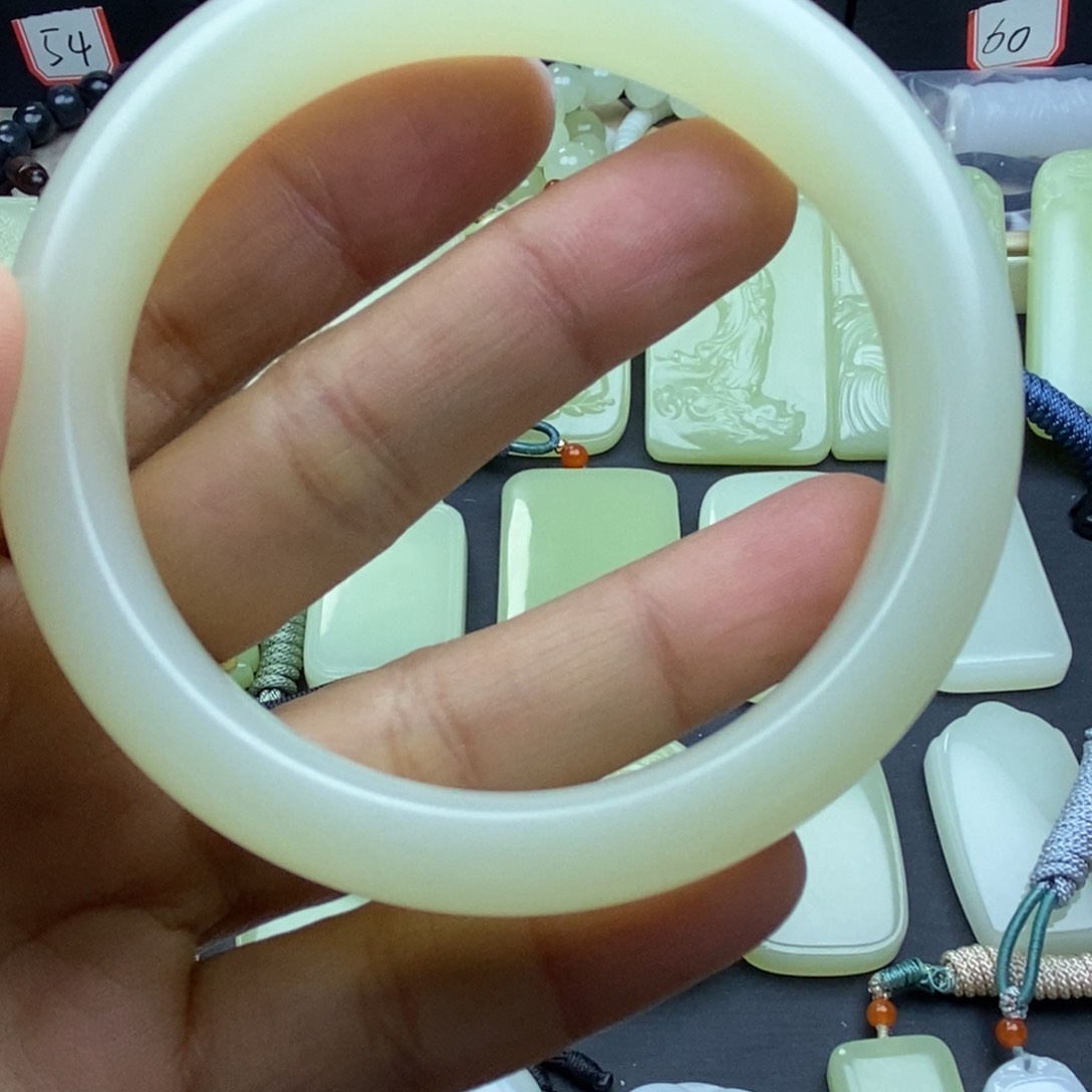 哆****梦天然青海时尚手镯