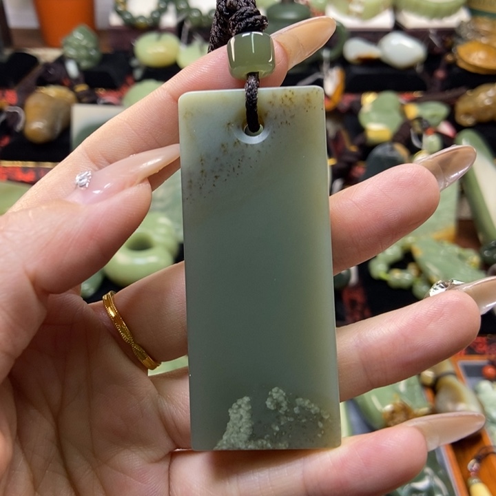 颈饰未镶嵌岫岩老玉（透闪石质玉）