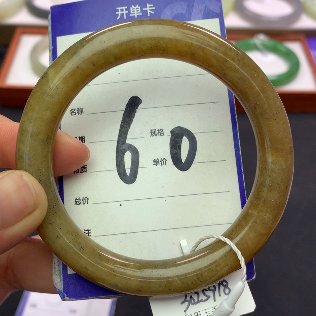 和田玉未镶嵌手镯