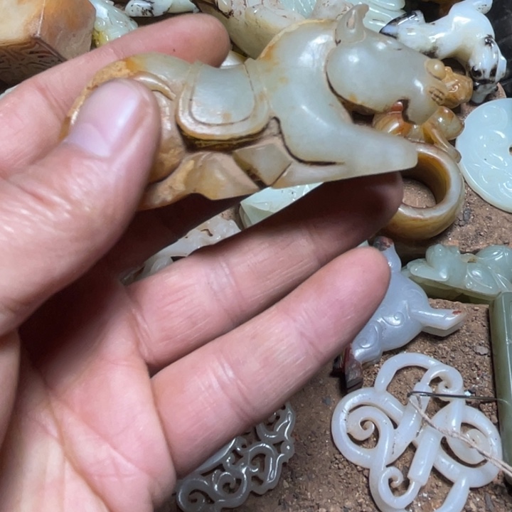秋***莲和田玉（糖玉）未镶嵌颈饰