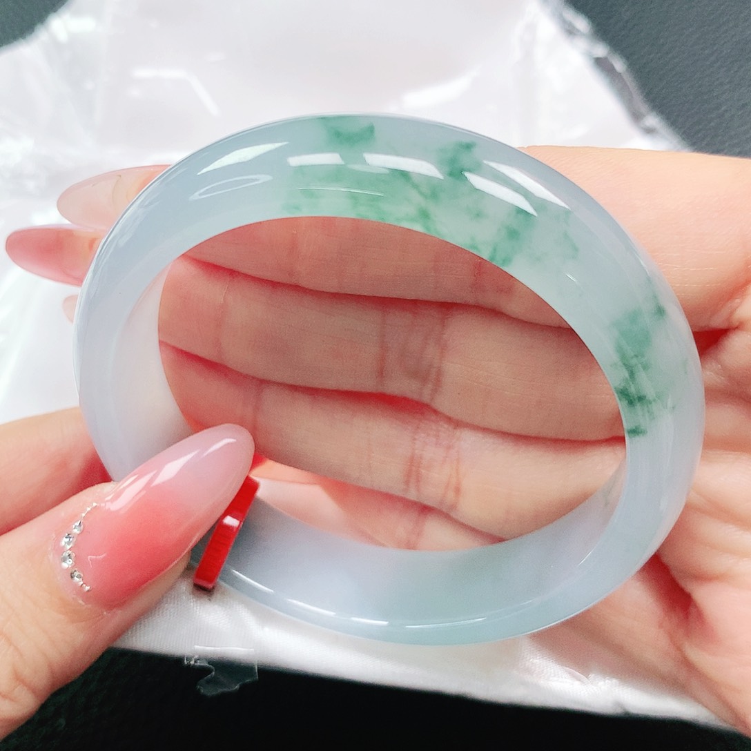 翡翠手镯未镶嵌57圈贵