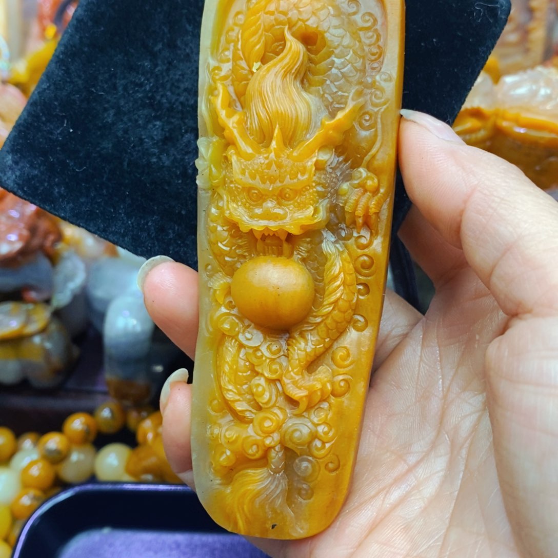 未镶嵌石英质玉（黄龙玉）颈饰