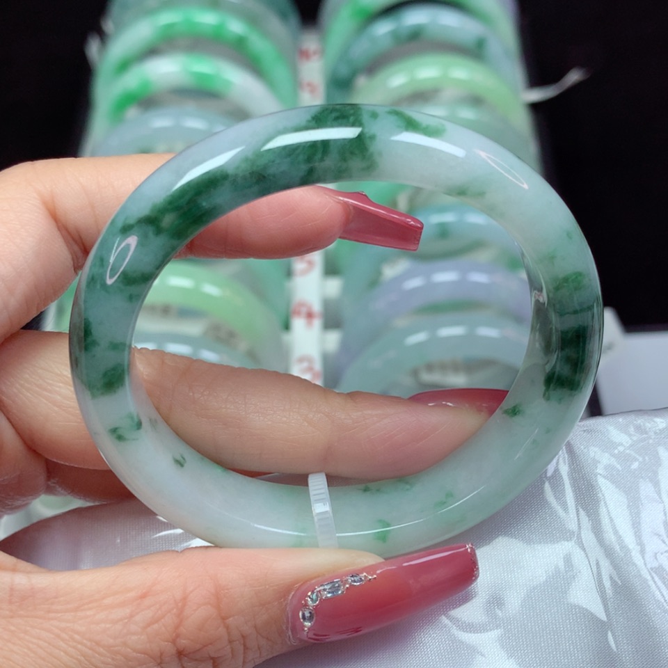 【闪购商品】翡翠手镯未镶嵌细底飘绿花53贵妃