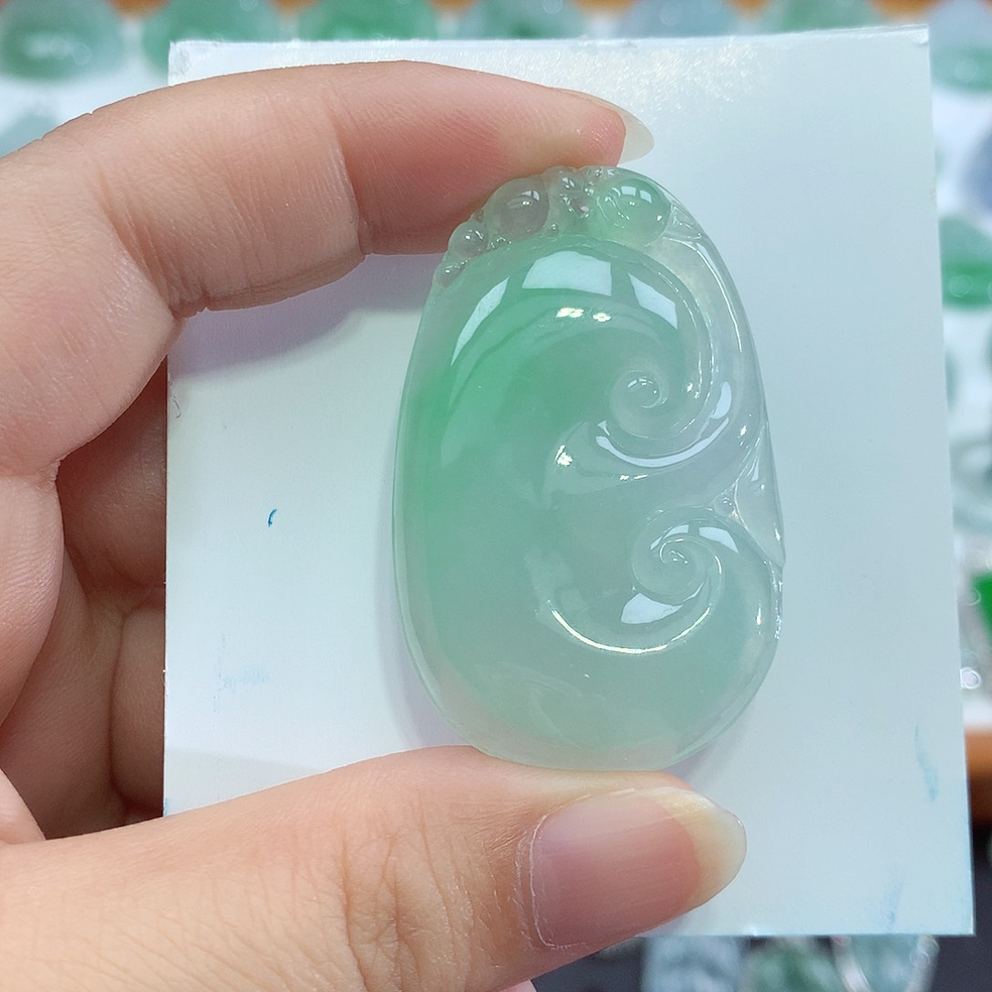 翡翠18K金镶嵌颈饰如意