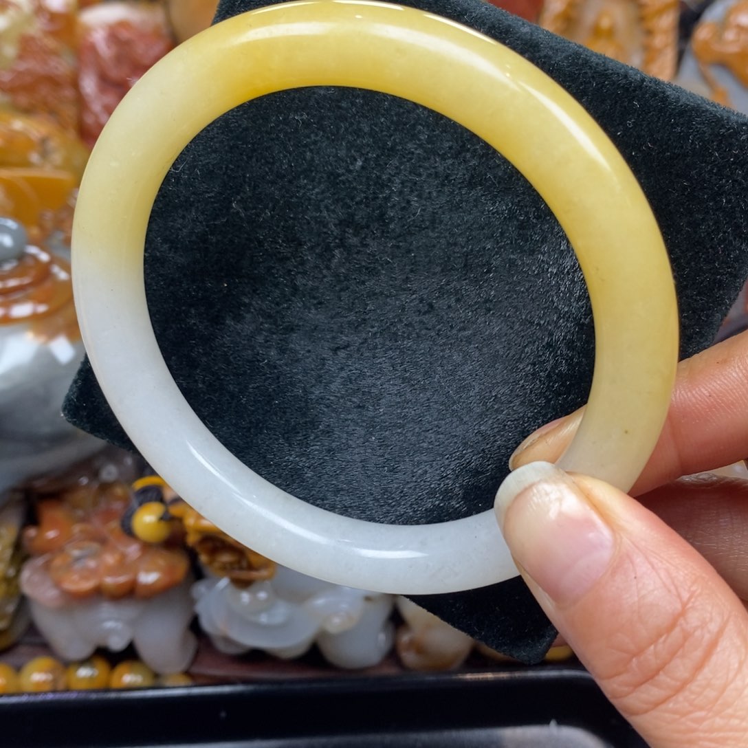 未镶嵌石英质玉（黄龙玉）颈饰