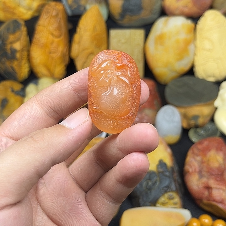 淡***笑石英质玉未镶嵌颈饰