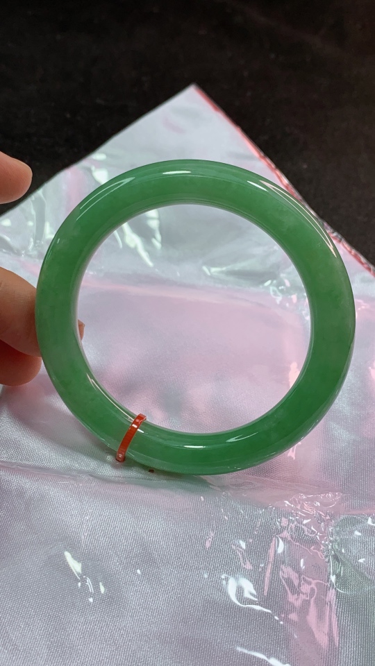 缅甸天然A货翡翠手镯冰透满阳绿圆条5556圈口高冰女款时尚绿色