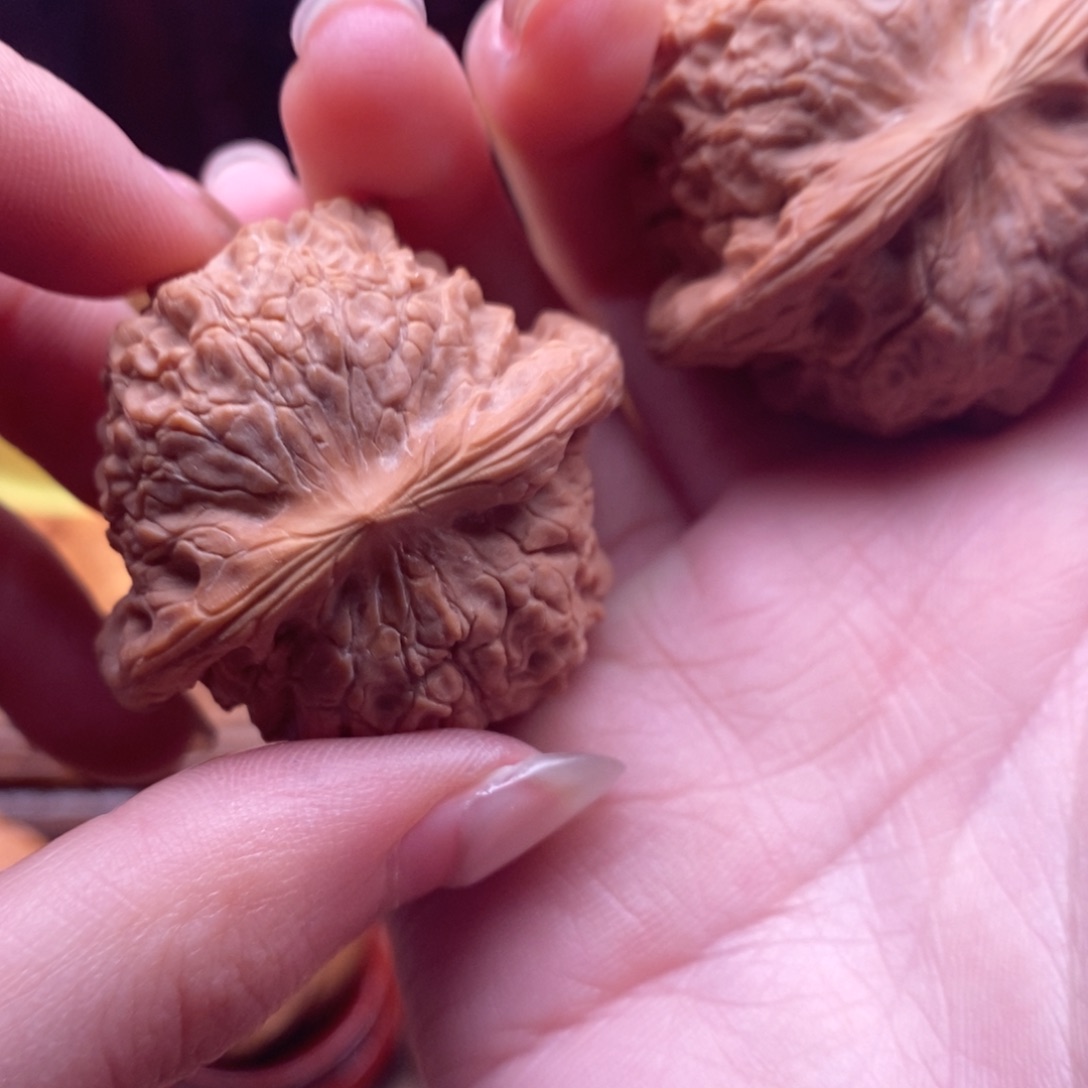 文玩核桃吊坠姚***.血麒麟