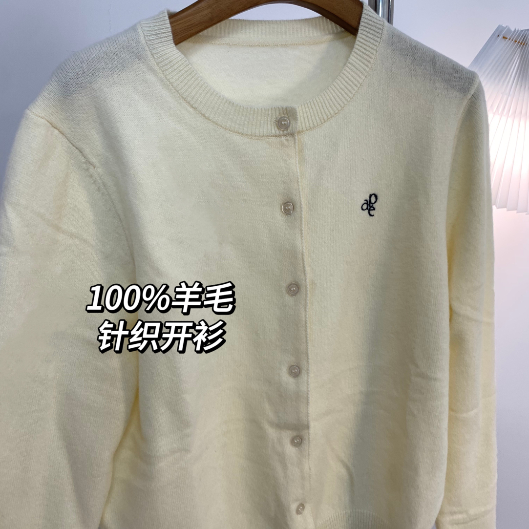 韩系奶油色logo羊毛毛衣开衫
