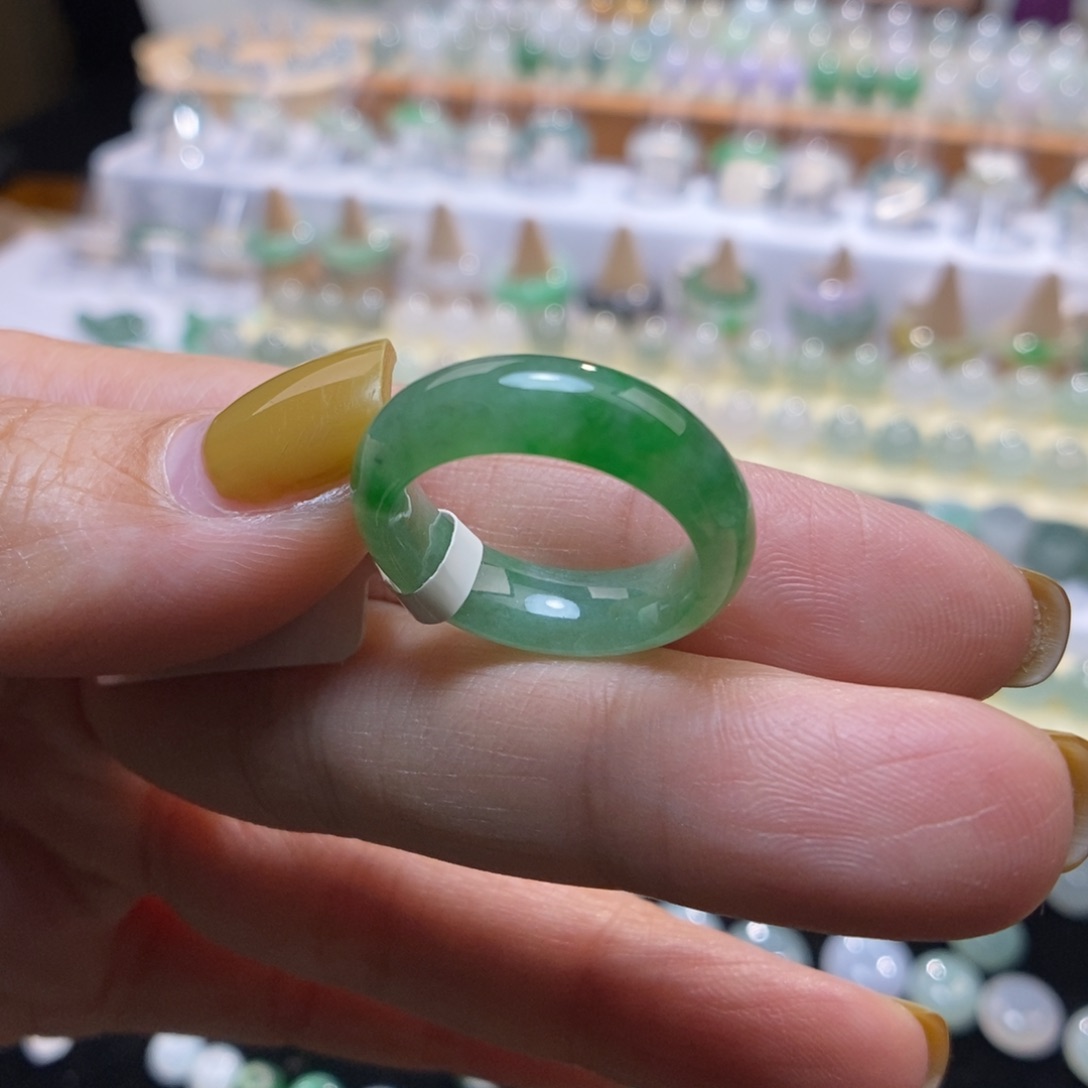 翡翠未镶嵌戒指12号辣绿