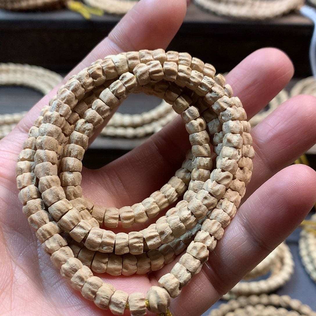 柏香籽/百香籽吊坠粉皮微斜切龙脊多棱肠