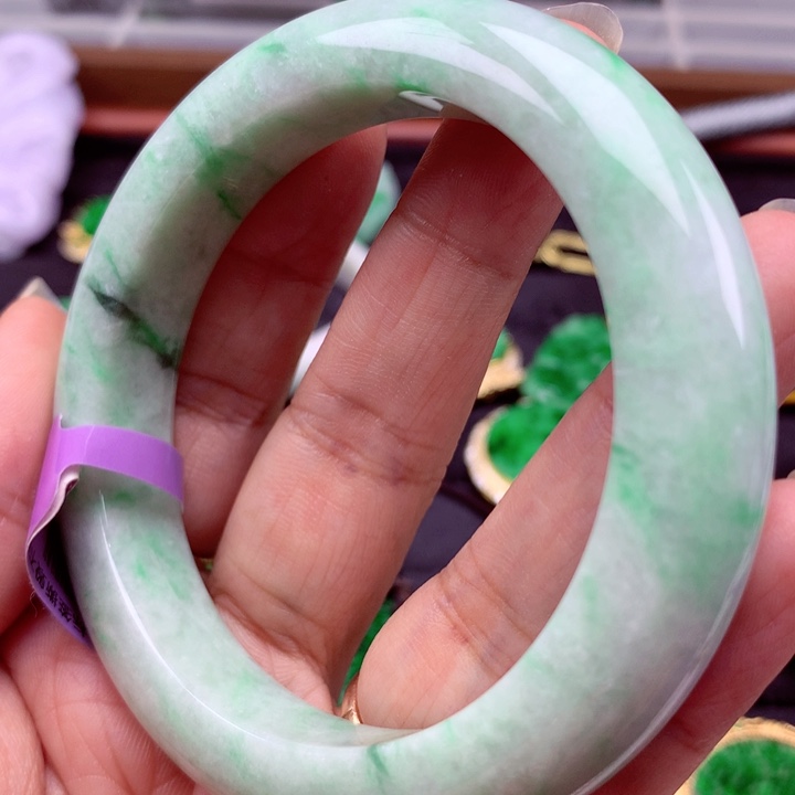 翡翠手镯未镶嵌翡翠