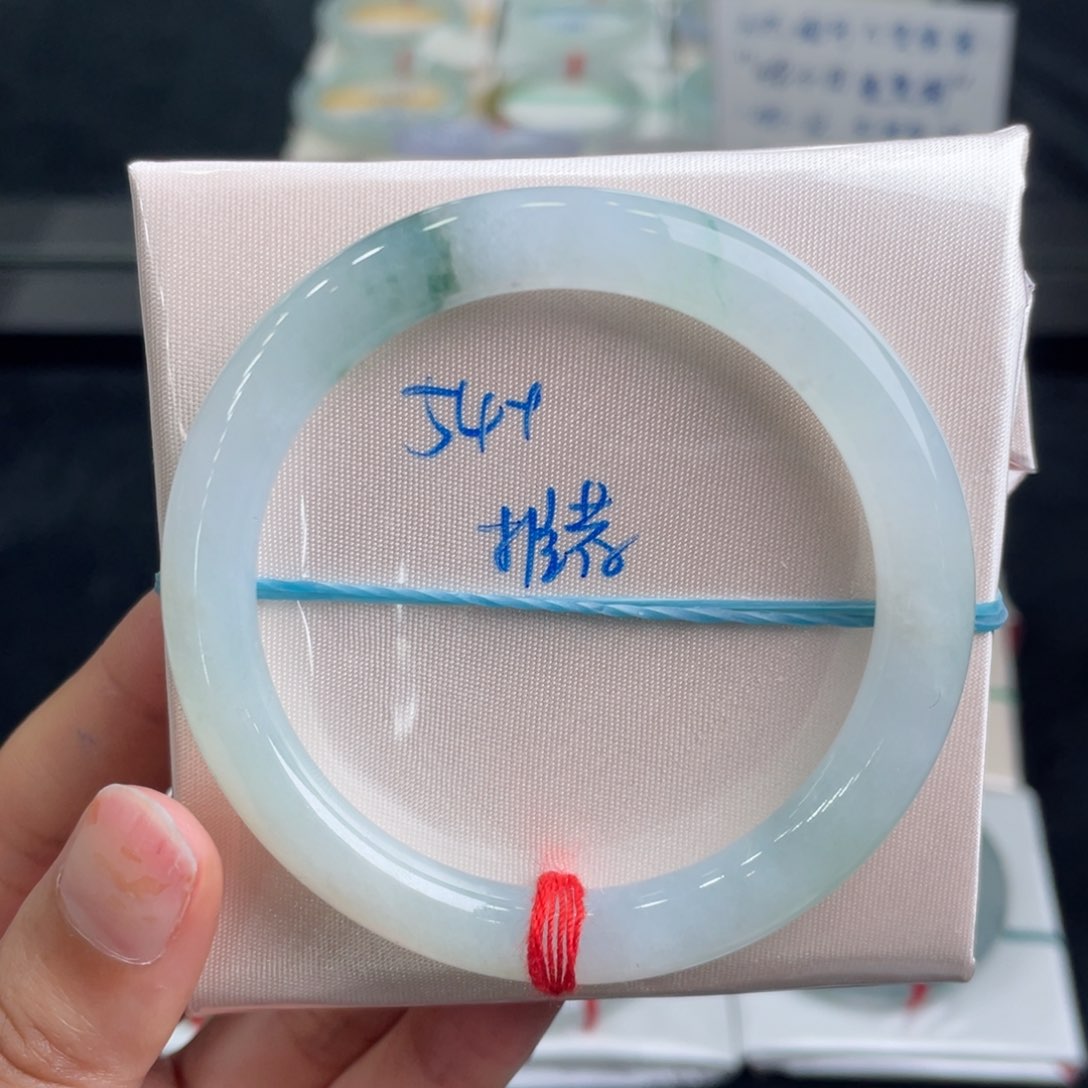 翡翠手镯未镶嵌翡翠手镯