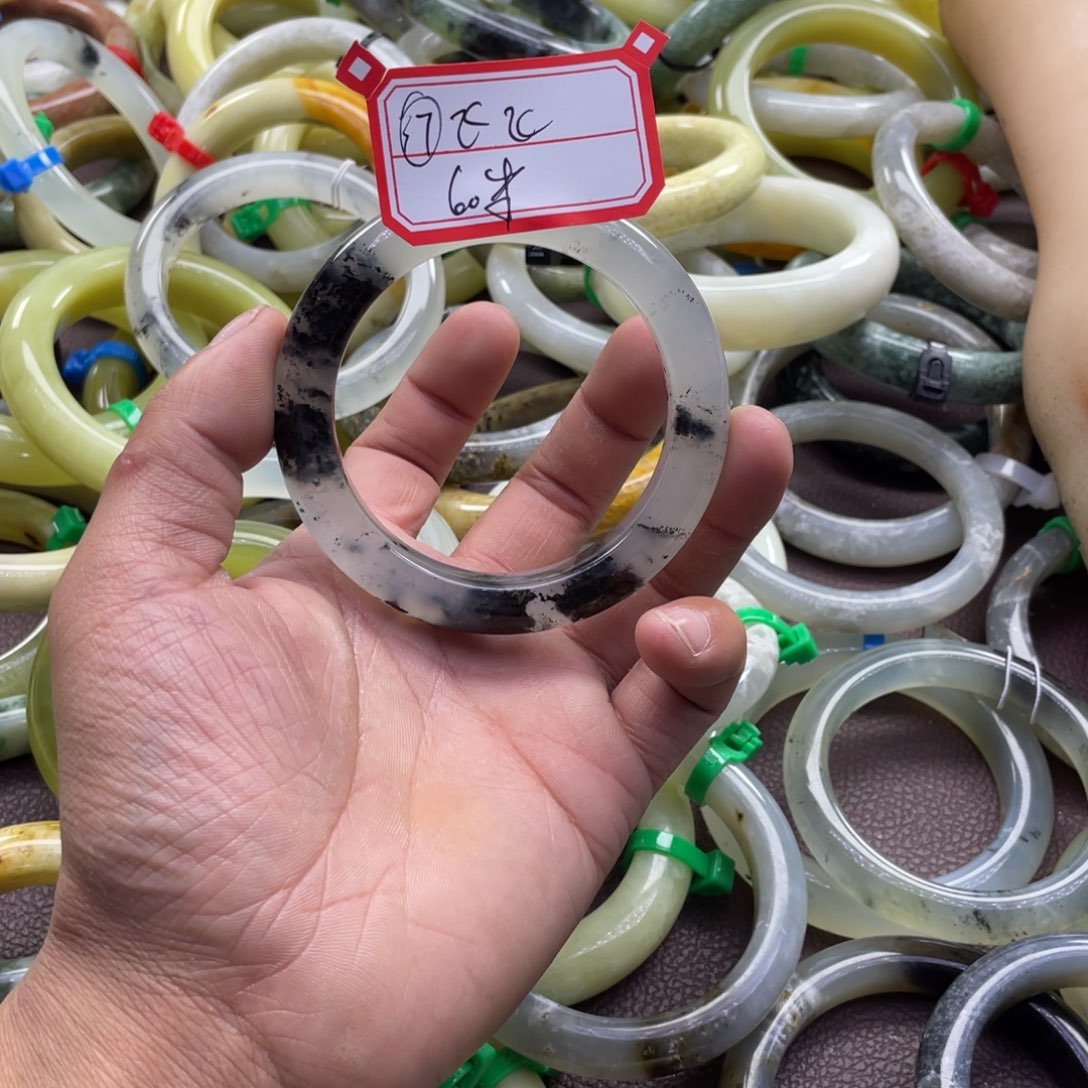 ****飞蛇纹石玉未镶嵌手镯