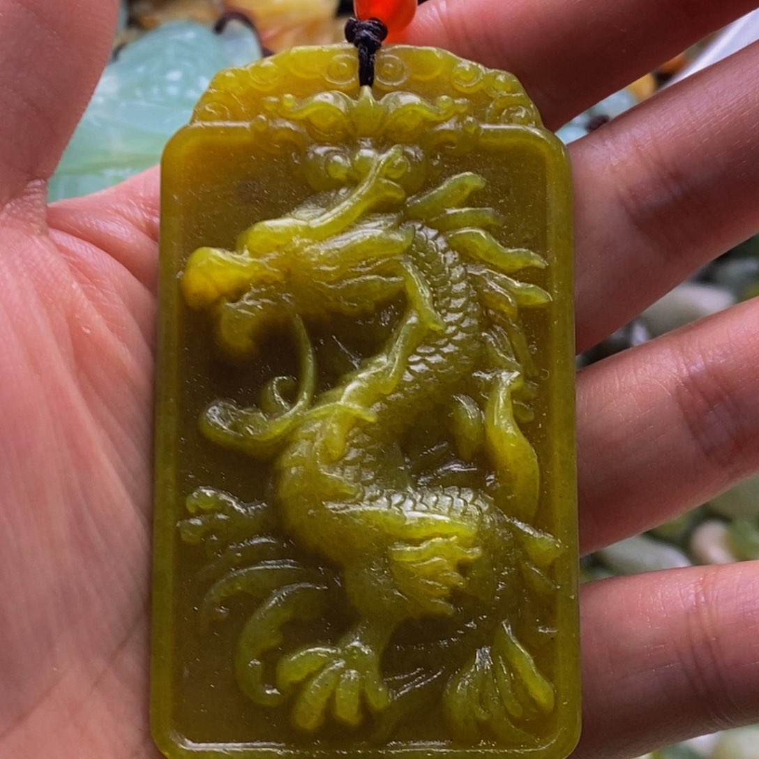 蛇纹石玉颈饰未镶嵌雪****作