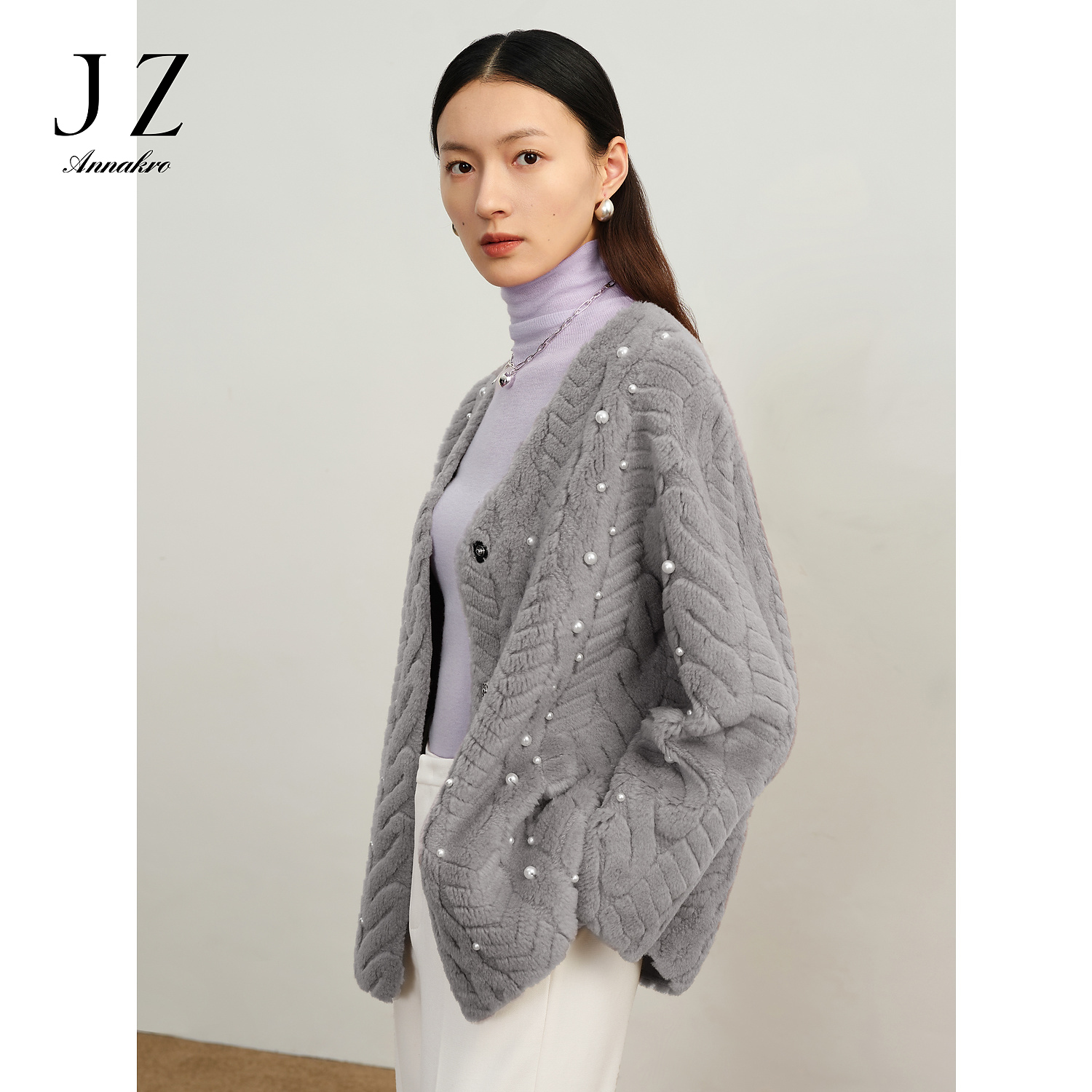 【丽公主专属】玖姿·安娜蔻JTDD72518轻奢感珍珠V领羊剪绒大衣女冬