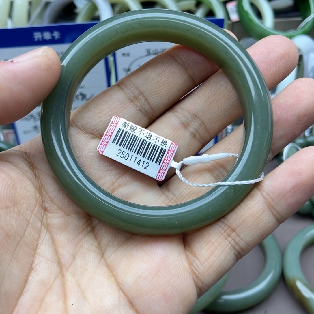 和田玉手镯未镶嵌彤****⁶