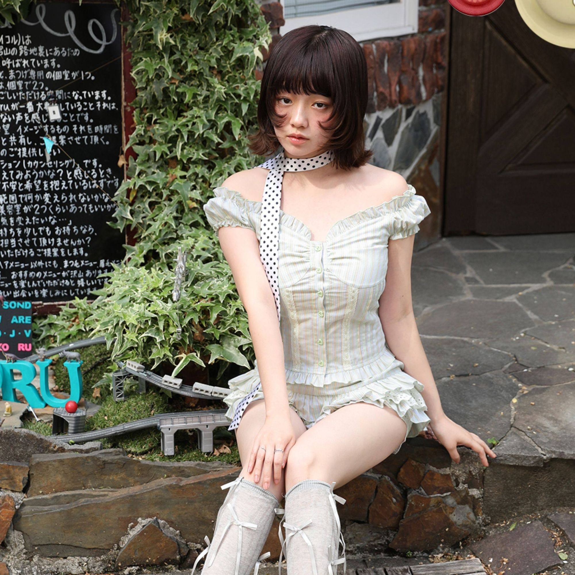 【自播】MOF礼物商店 绿色条纹一字领无袖上衣女蓬蓬短裤时髦套装