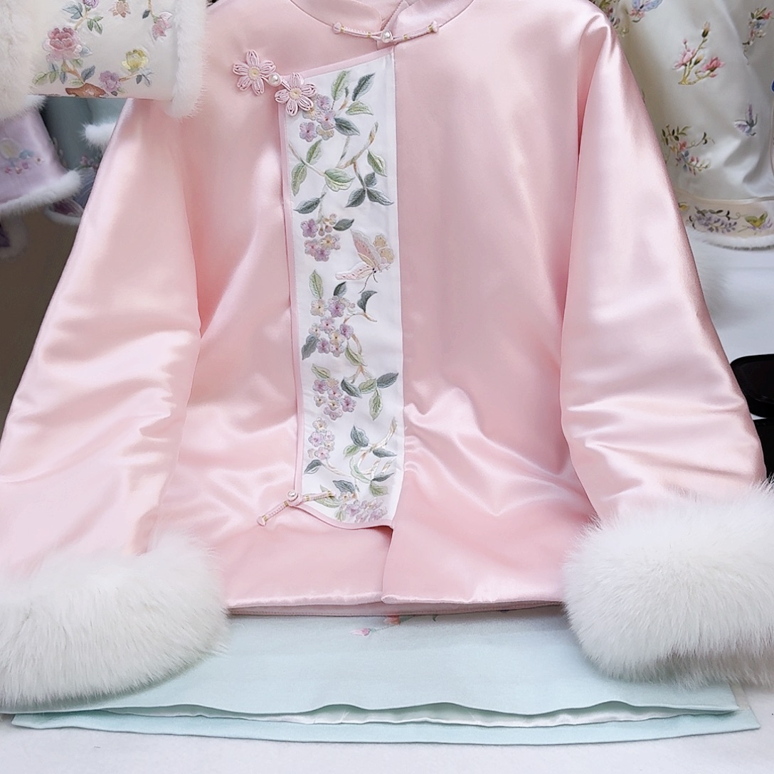 织绣真丝粉色琵琶襟棉服