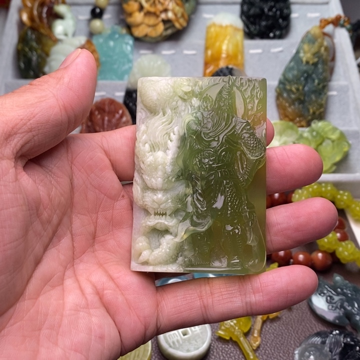 元***卦蛇纹石玉未镶嵌颈饰