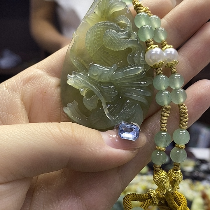 蛇纹石玉未镶嵌颈饰