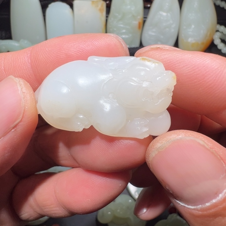 和田玉未镶嵌颈饰伊**落