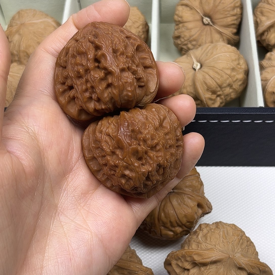 一***草文玩核桃吊坠白狮子