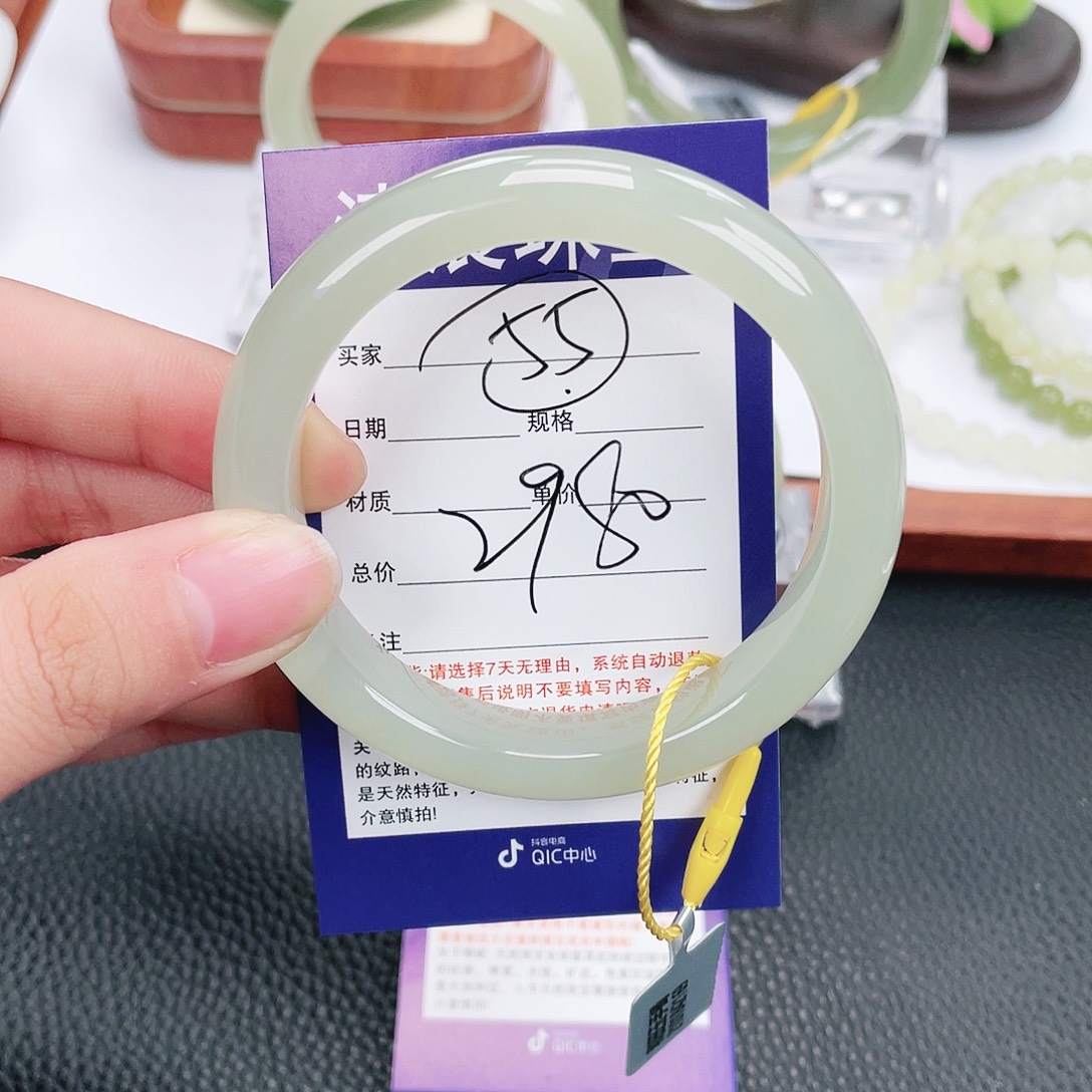 和田玉未镶嵌手镯