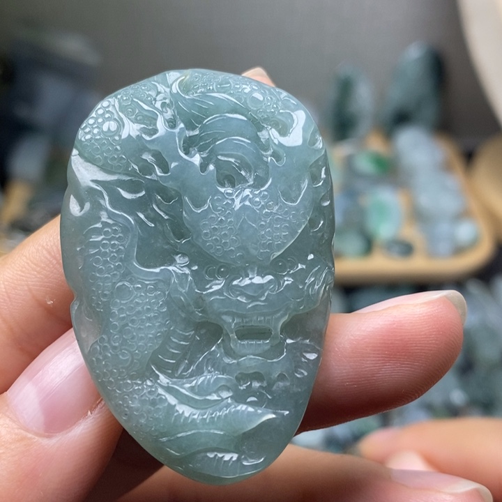 翡翠未镶嵌颈饰龙牌