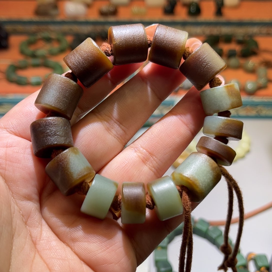 颈饰未镶嵌和田玉时**影