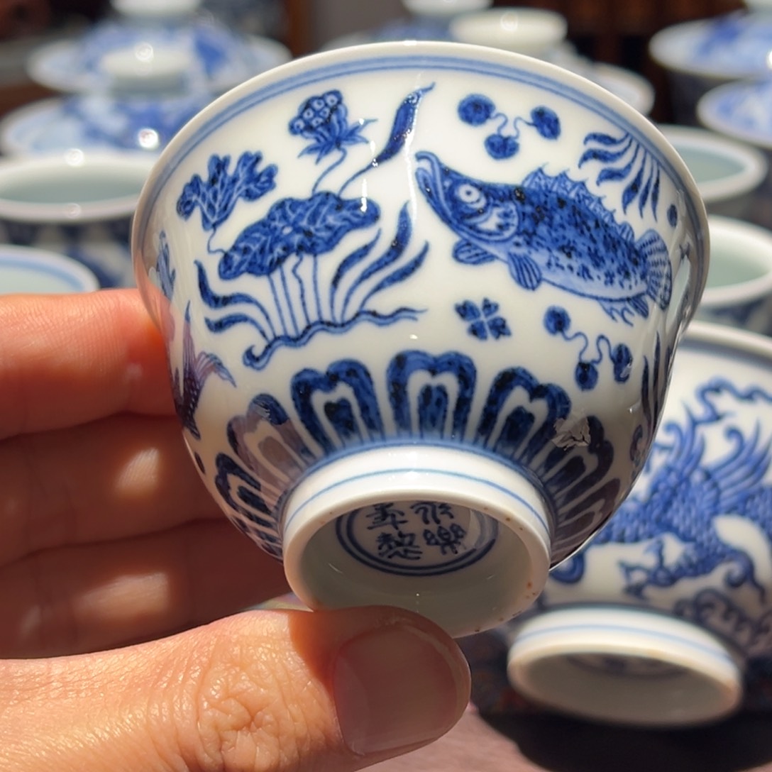 杯青花鱼藻纹撇口杯口径约7.6厘米