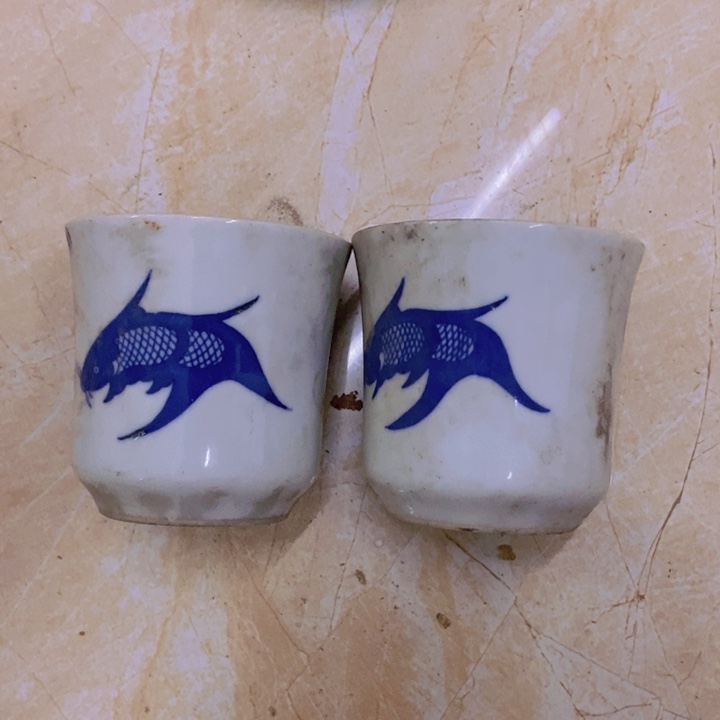摆件2个青花鱼纹杯子