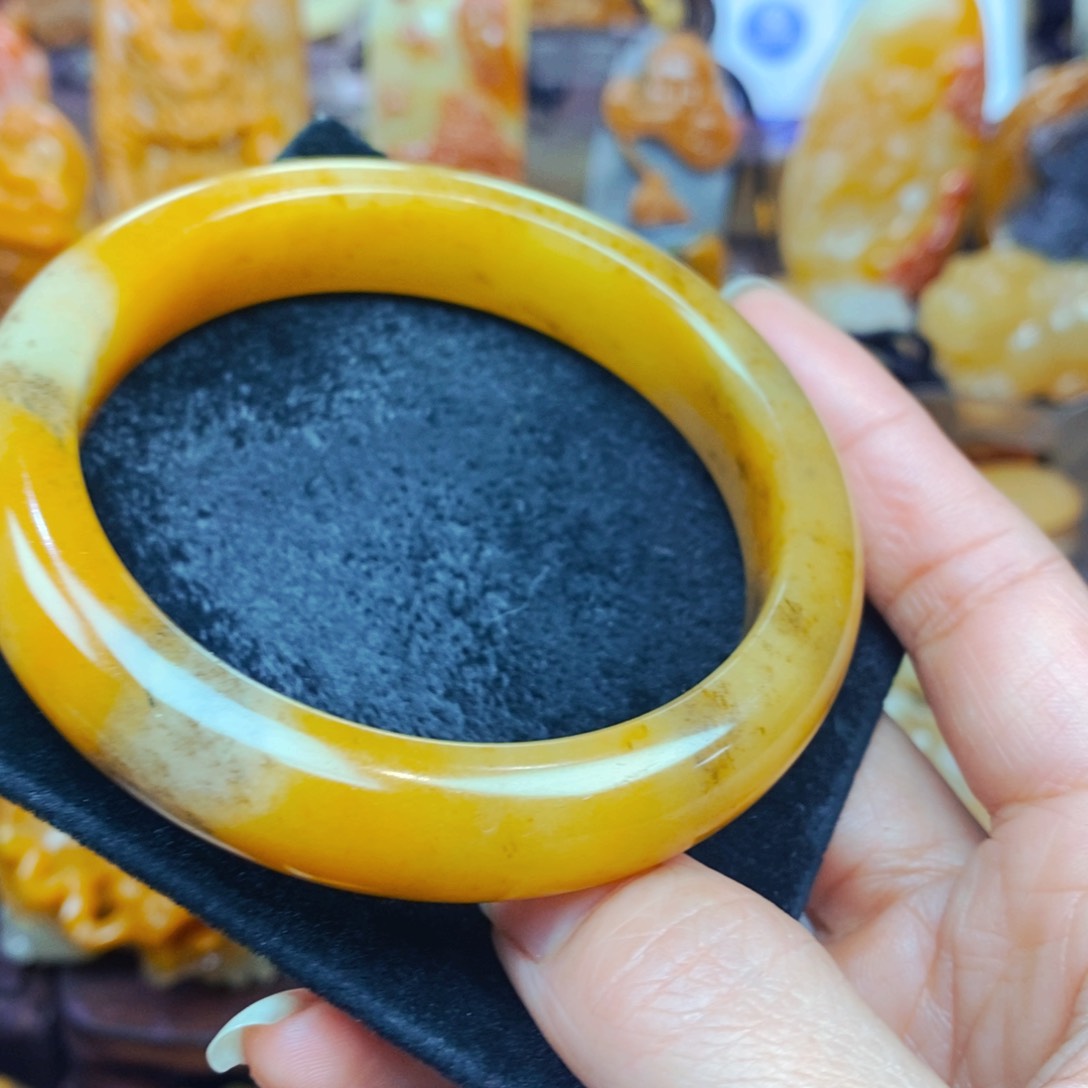 未镶嵌石英质玉（黄龙玉）颈饰