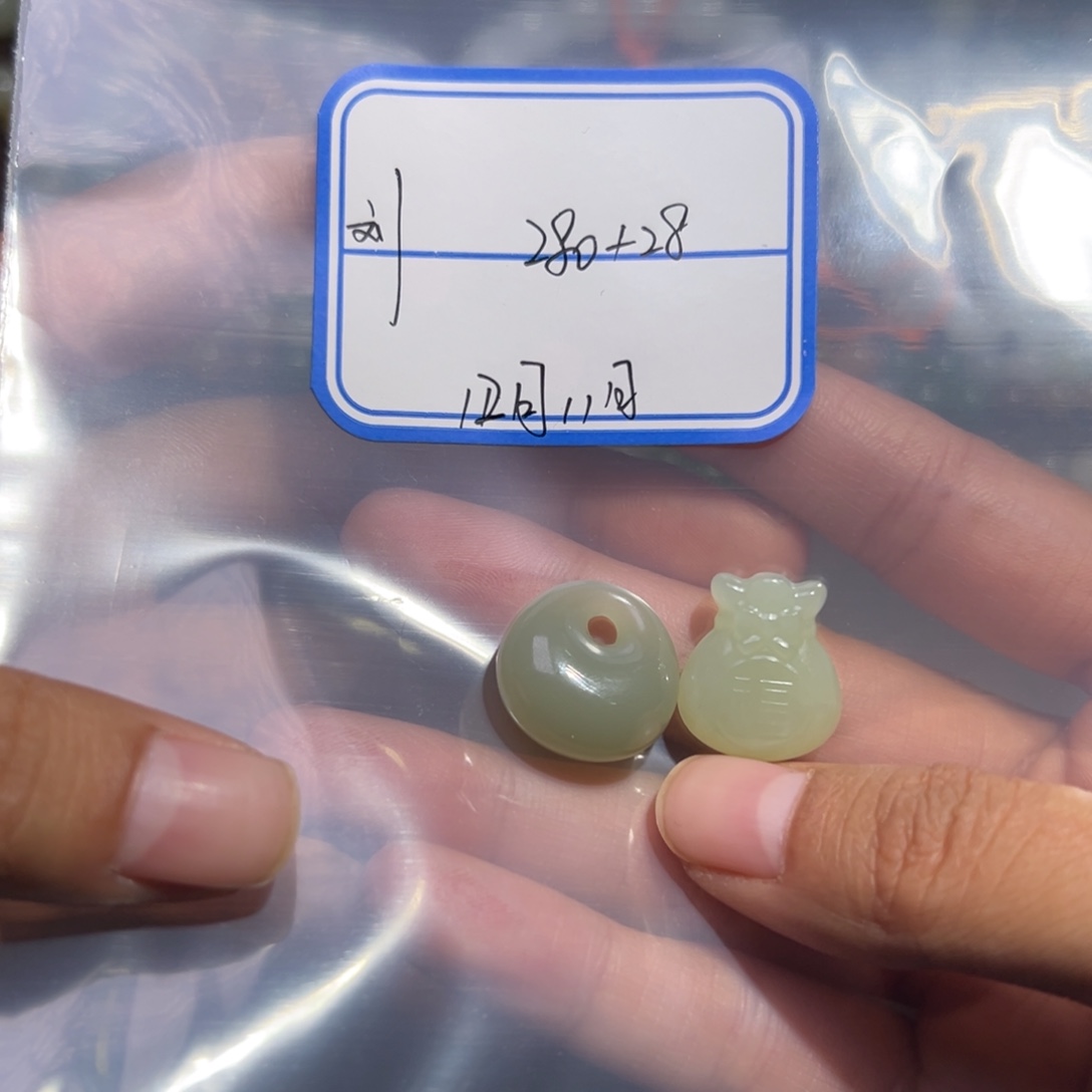 刘***存和田玉未镶嵌颈饰