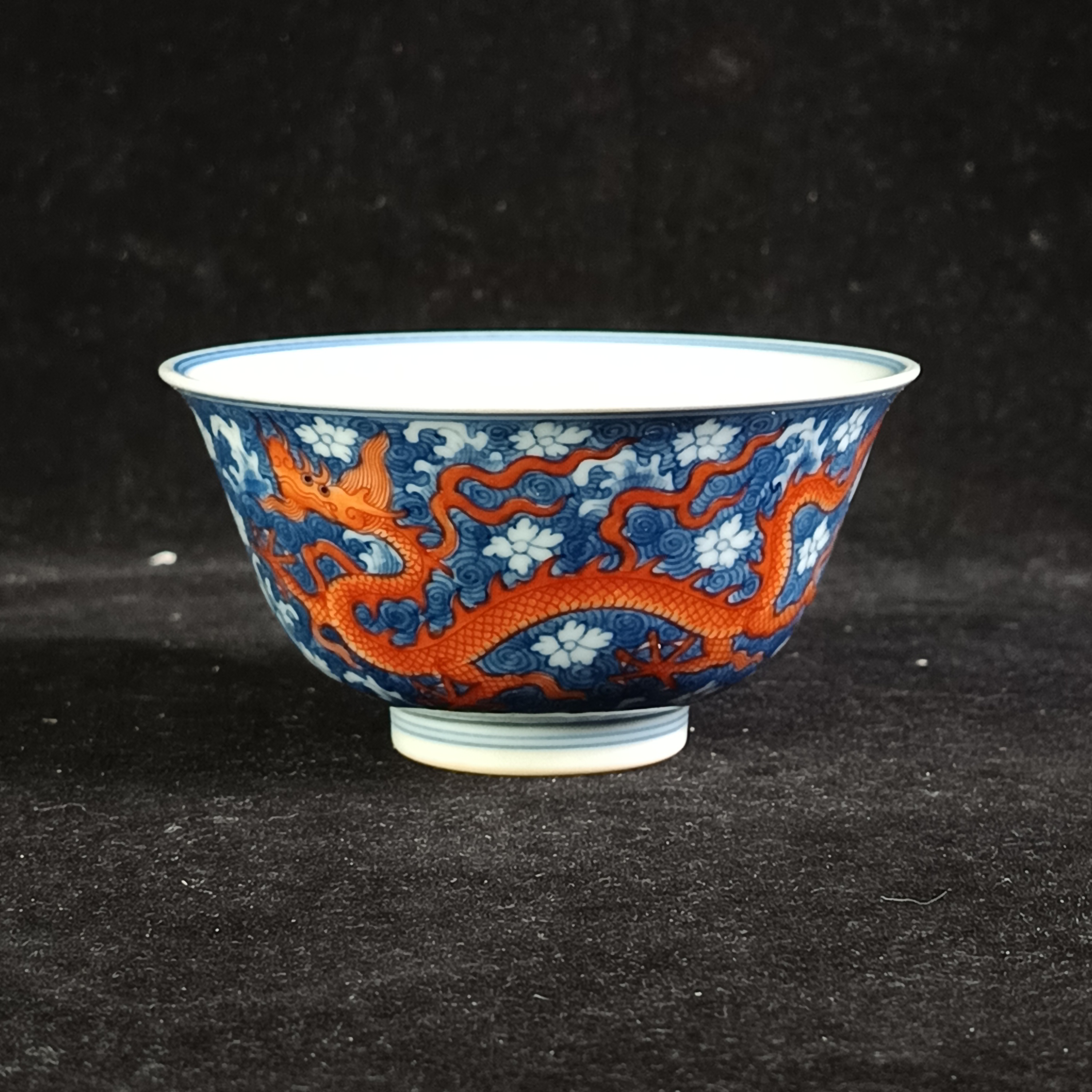 M青花矾红彩海水龙纹杯