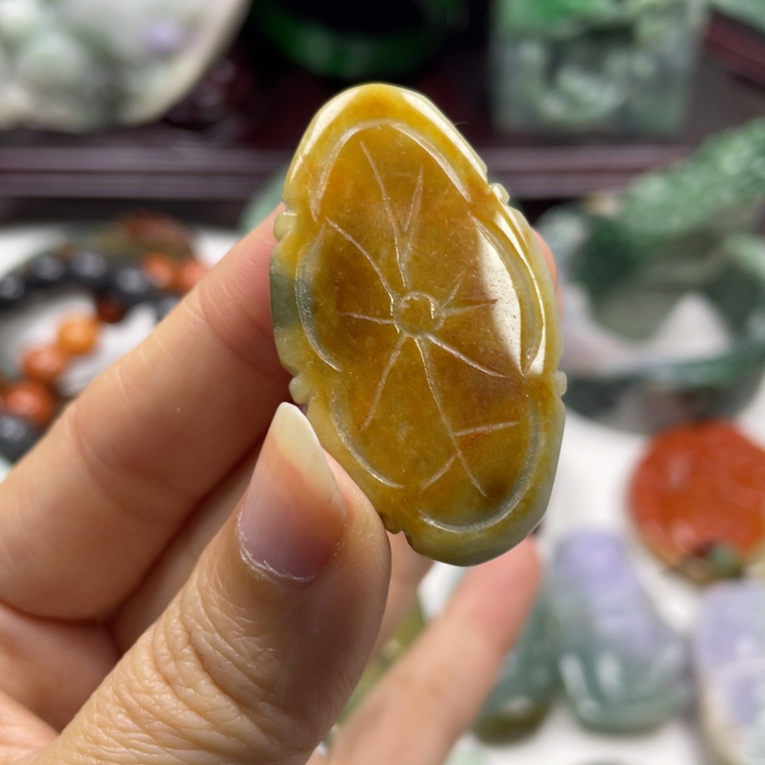 翡翠未镶嵌颈饰牌子