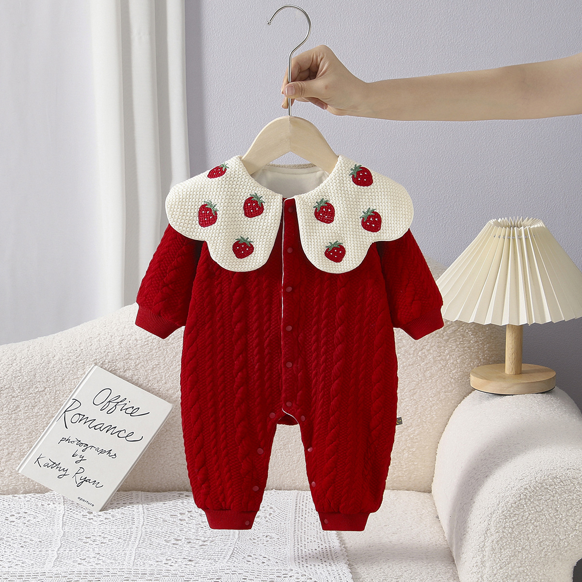 巴拉【商场同款】2025冬季草莓刺绣领连体衣红色针织周岁满月爬服喜